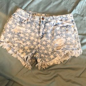 Star designed light wash jean shorts